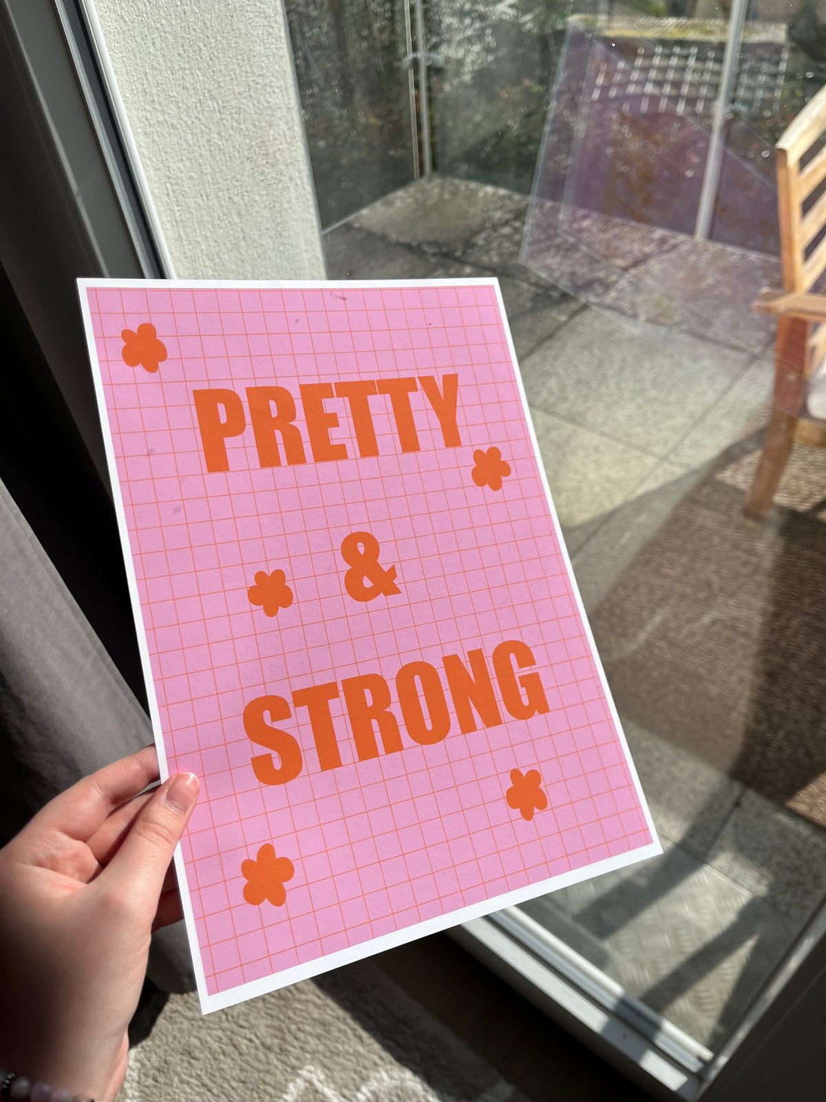 Affiche "Pretty & Strong"